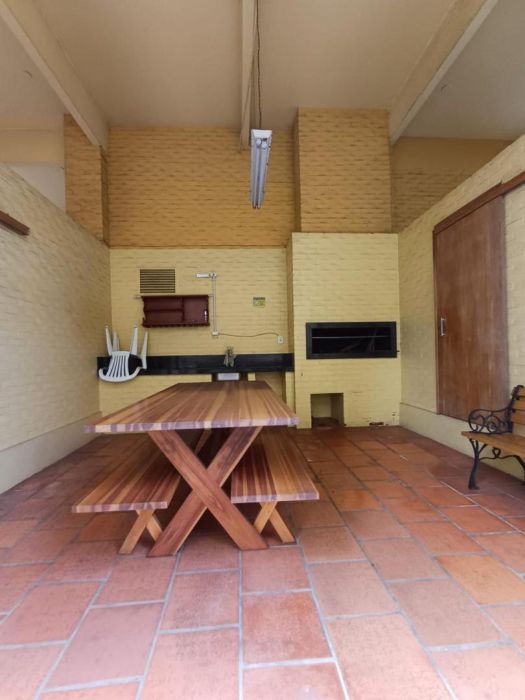 QUIOSQUE COM CHURRASQUEIRA